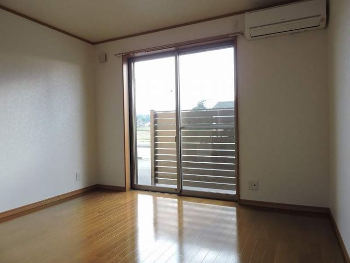 宮崎県えびの市大字上江の賃貸アパートの居間