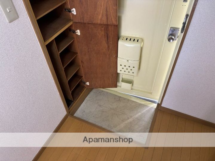 シャインヒルズ202の玄関