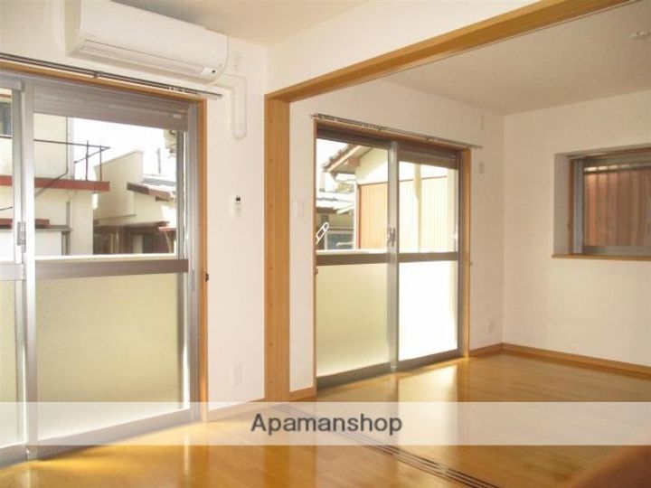 サープラスの内装