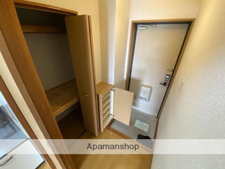 ツーエヌマンションの玄関