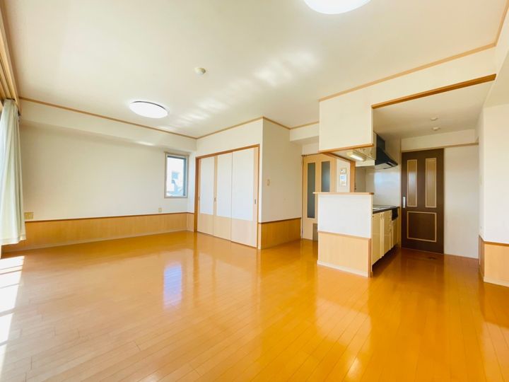 フローリッシュ広呂原の居間