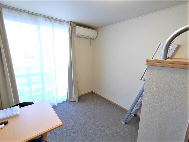 レオパレスヒルズハイネ201の居間