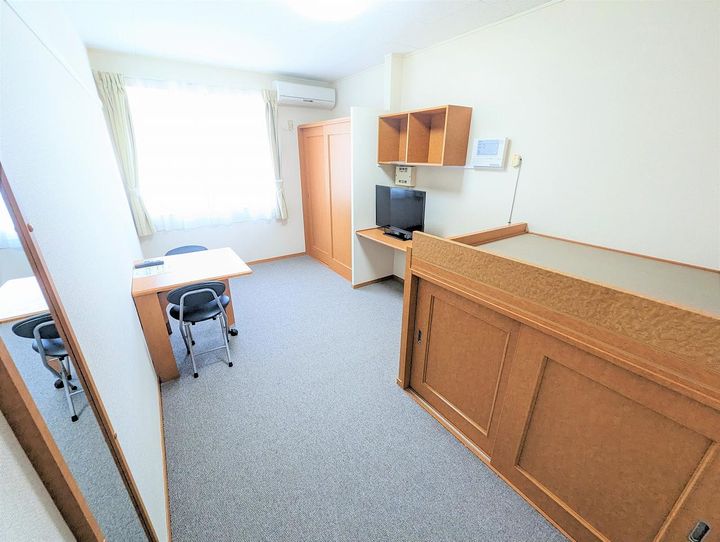 レオパレスフェニックスIN波島201の居間