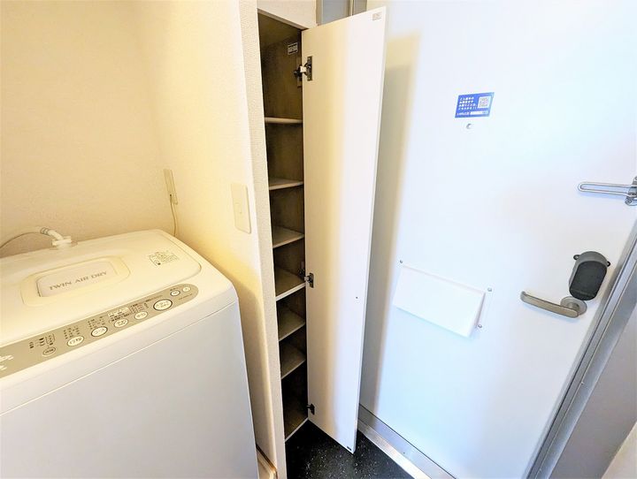 レオパレスフェニックスIN波島201の玄関