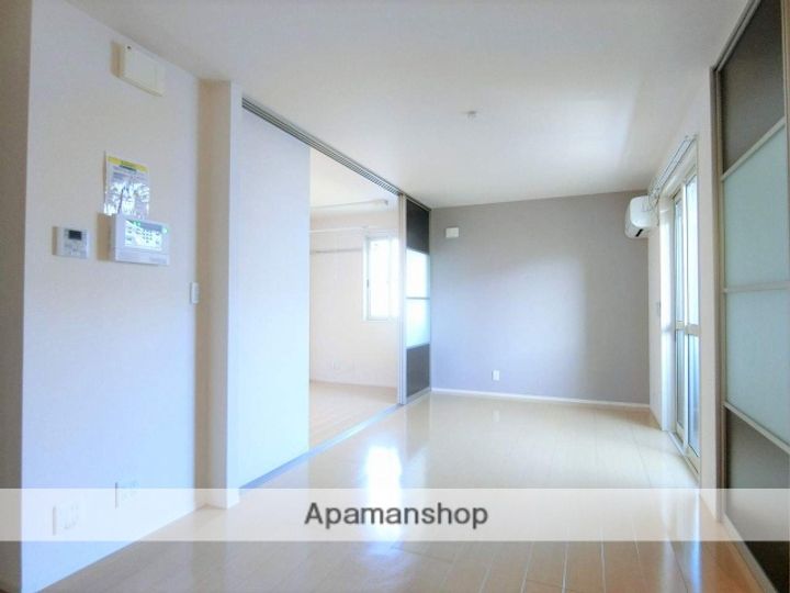 鹿児島県鹿児島市下荒田4丁目の賃貸アパートの居間