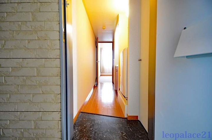 レオパレス玉林205の玄関