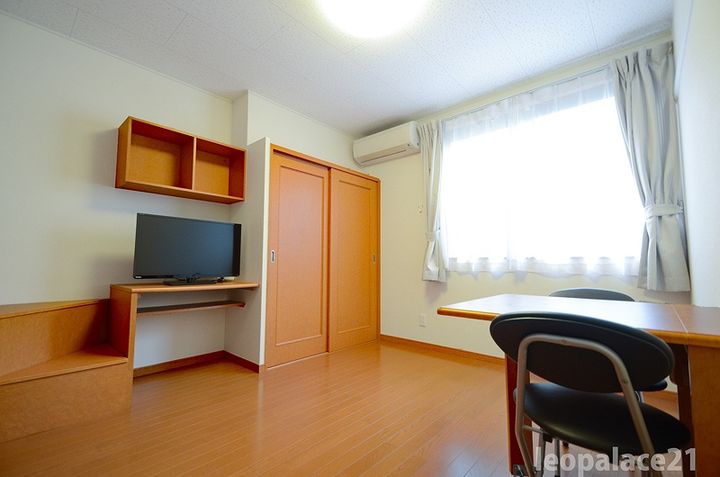 レオパレスBヴィレッジ105の居間