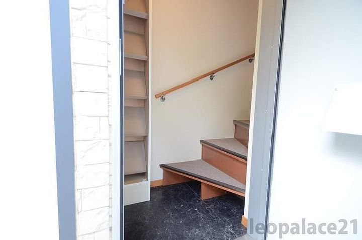 レオパレスピースフル209の玄関