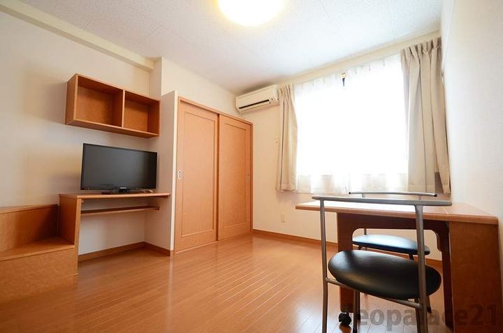 レオパレスピースフル209の居間