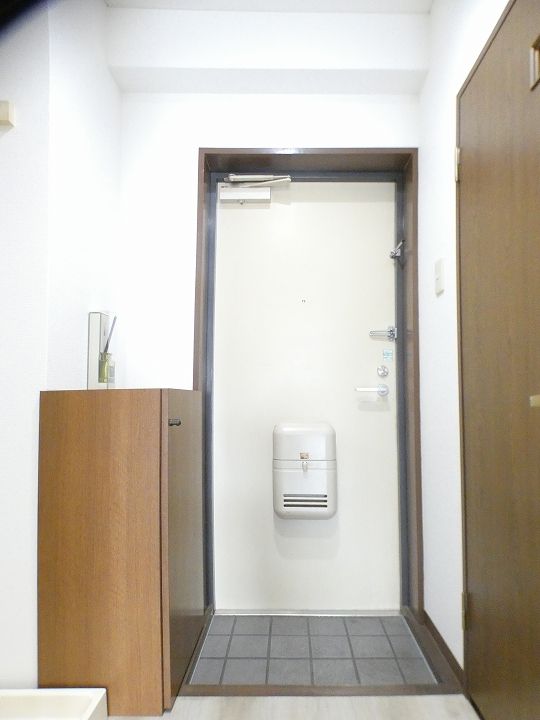 プレジデント下荒田0402の玄関