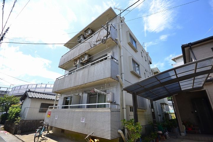 エメラルドハイツ郡元101の外観