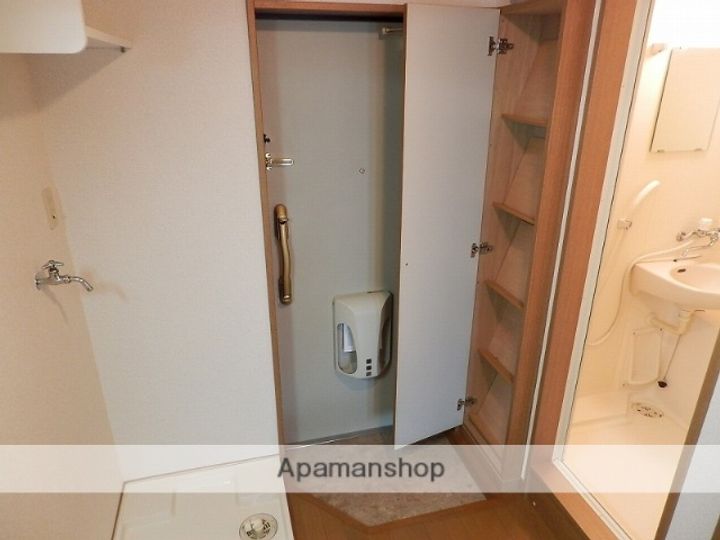 鴨池富山ビルの玄関