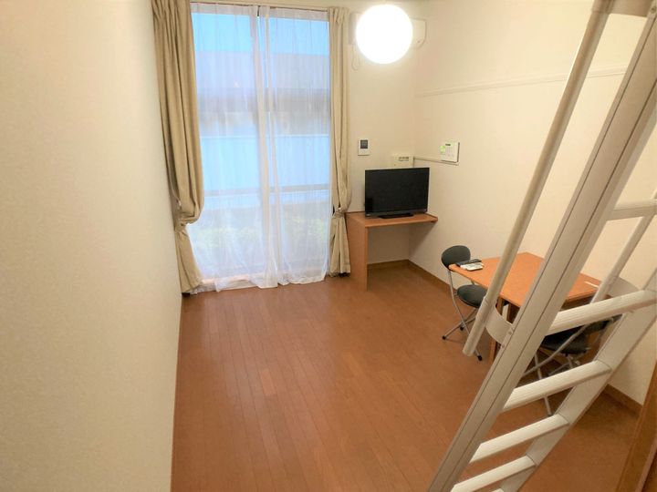 レオパレスジュネス紫原107の居間