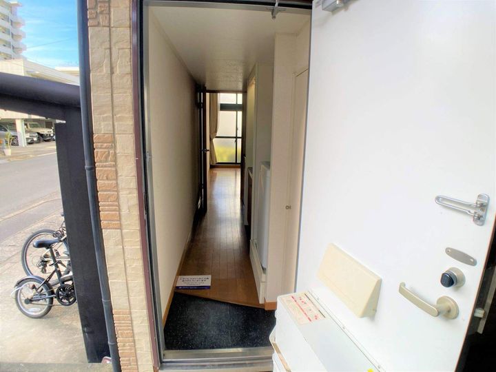 レオパレスCASA NAPOLI205の玄関