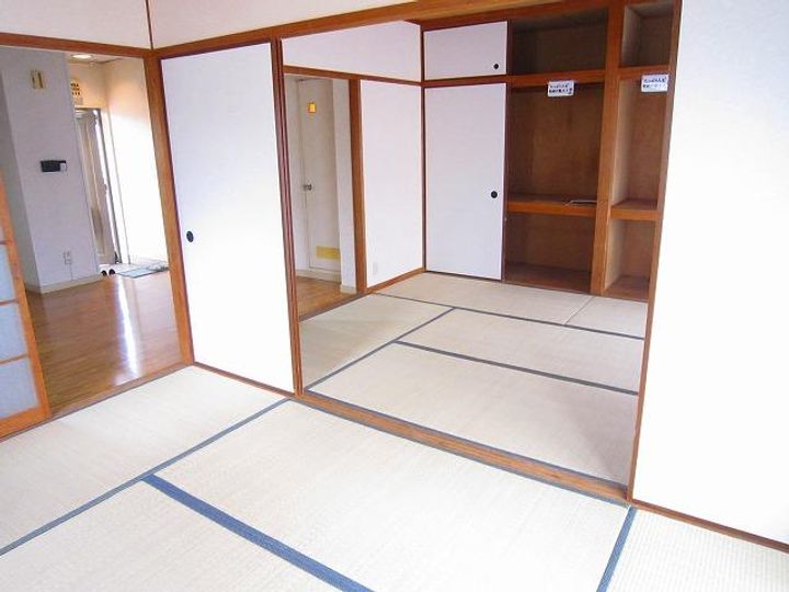 メゾンドール伊地知303の居間