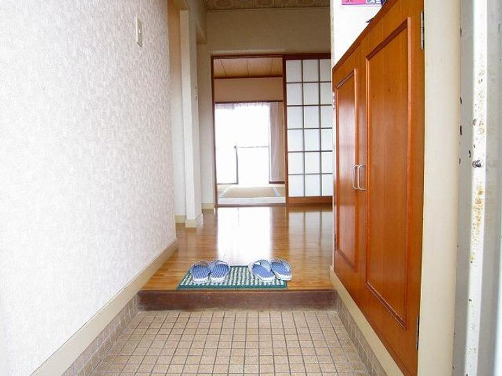 メゾンドール伊地知303の玄関