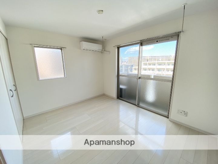 レイク・ルィーズ唐湊301の居間