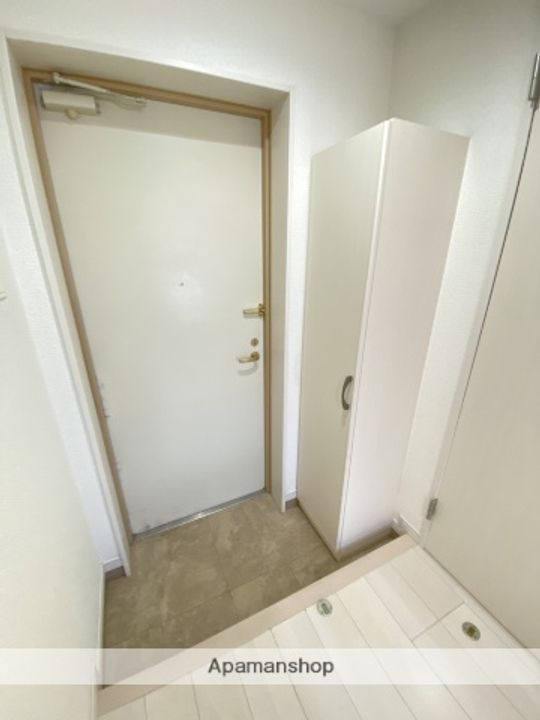 レイク・ルィーズ唐湊301の玄関