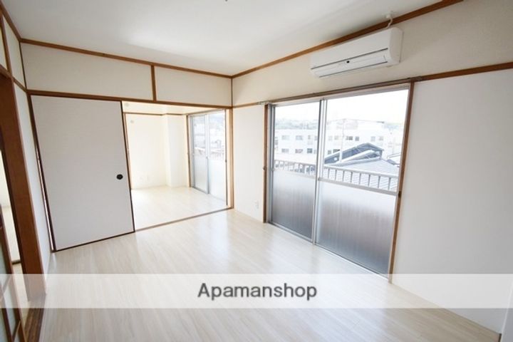 松山ビルの居間