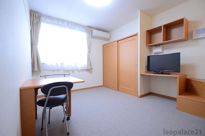 レオパレスHIROE201の居間