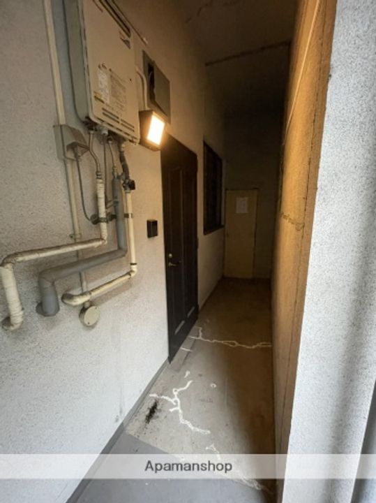 納屋第一ビル503の玄関