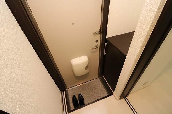 ロイヤルハイツ川西の玄関