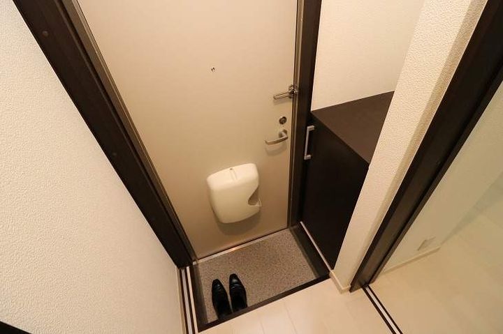ロイヤルハイツ川西の玄関