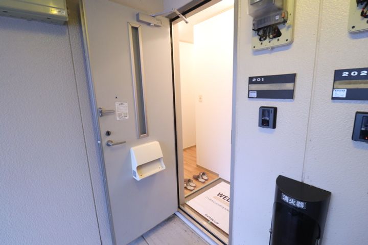 フォレスト王子A・B B棟の玄関