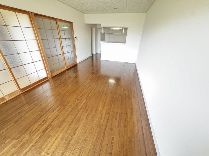 鹿児島県霧島市隼人町見次の賃貸マンションの居間