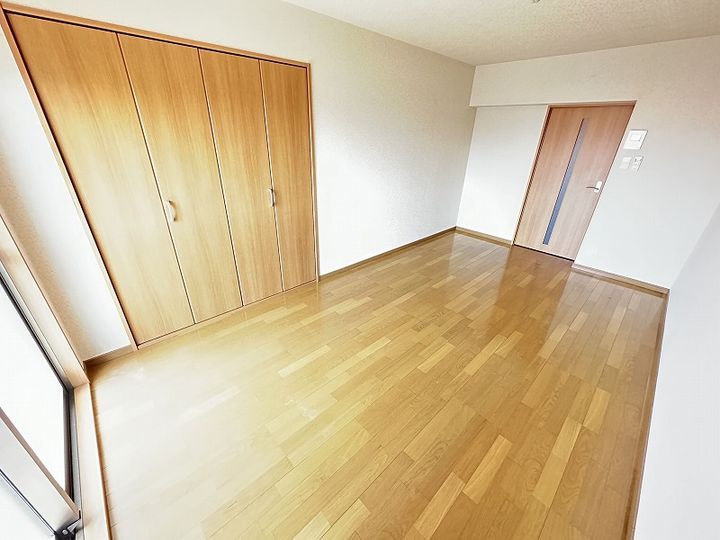 鹿児島県姶良市西餅田の賃貸マンションの居間