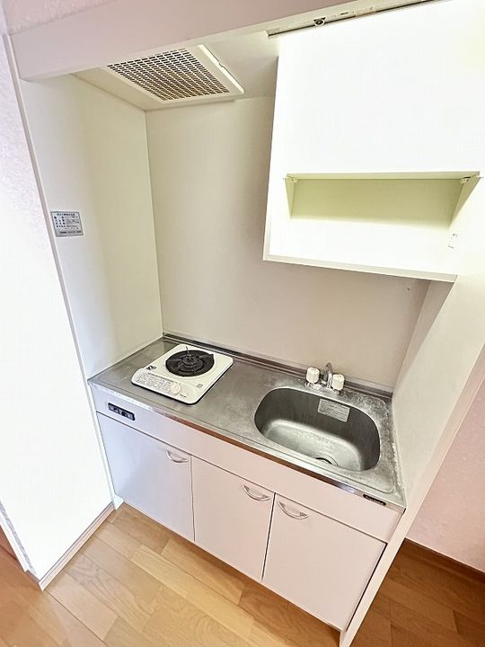 鹿児島県姶良市西餅田の賃貸マンションのキッチン