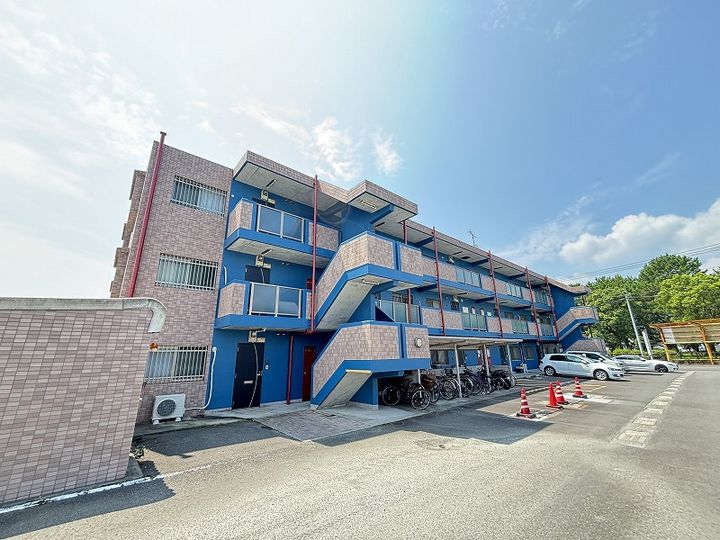 鹿児島県姶良市西餅田の賃貸マンションの外観