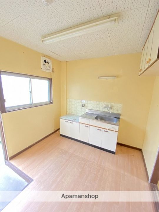 鹿児島県姶良市西餅田の賃貸アパートのキッチン