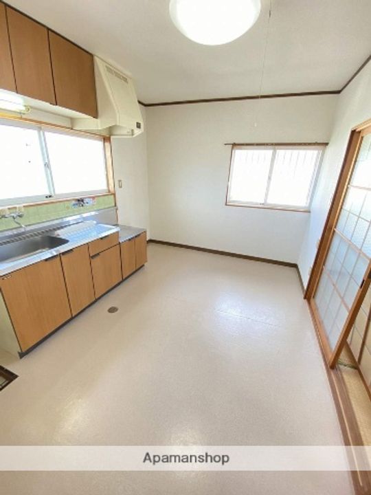 鹿児島県姶良市西餅田の賃貸アパートの居間