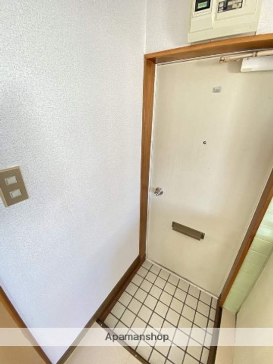 鹿児島県姶良市西餅田の賃貸アパートの玄関