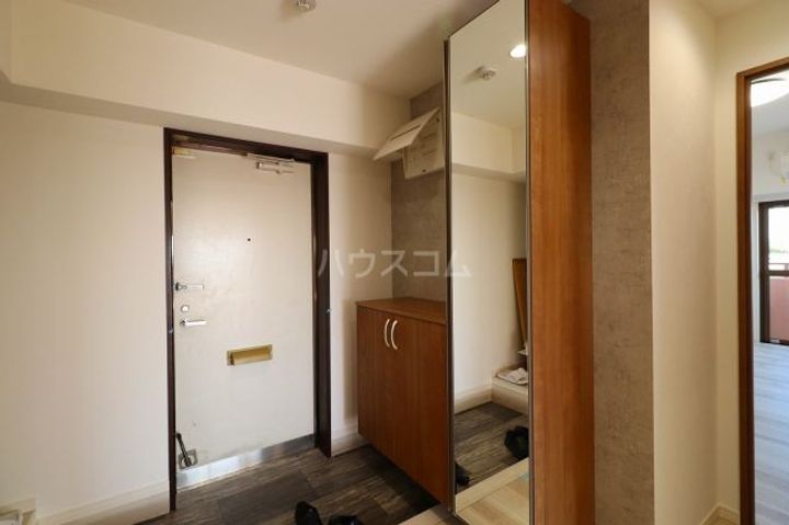 ライオンズプラザ宇栄原の玄関