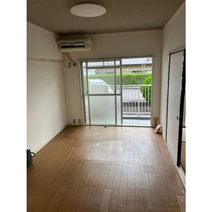 ロイヤル前山の居間