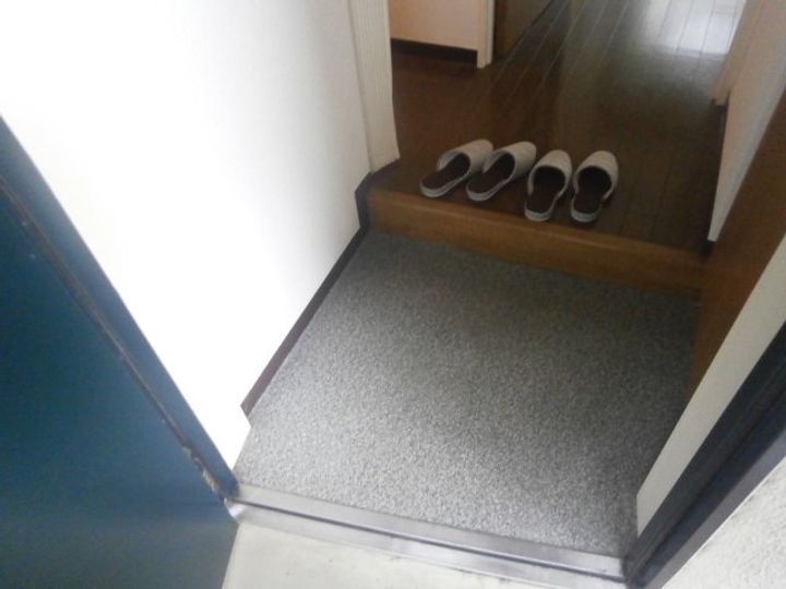 井上マンションの玄関