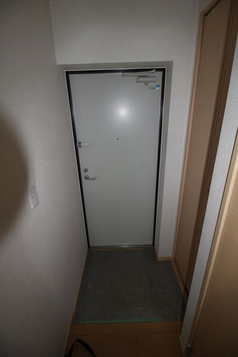 埼玉県新座市野火止4(マンション)の賃貸物件の玄関