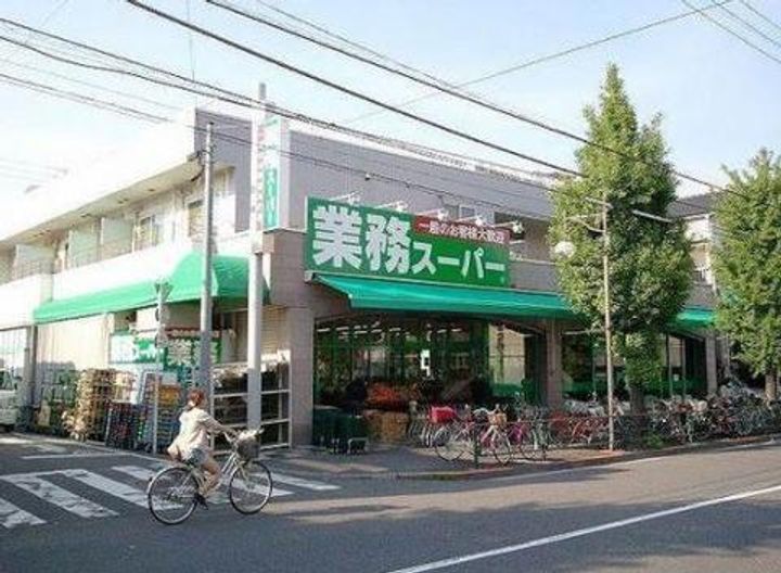 シャイニー・エイトの周辺