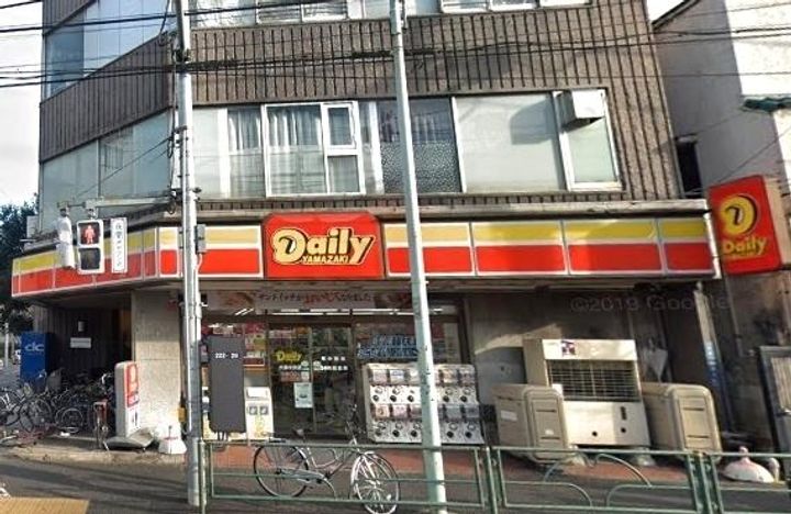 シャイニー・エイトの周辺