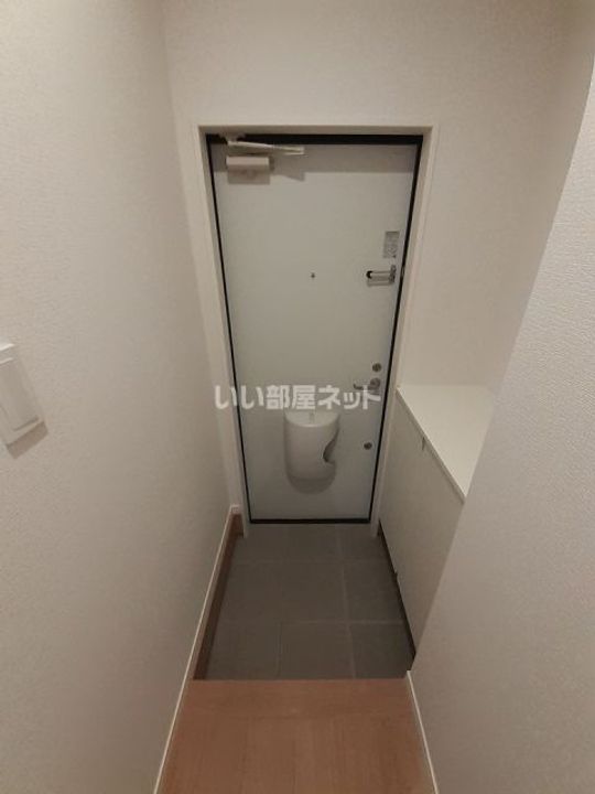ALLEY-11 A棟の玄関