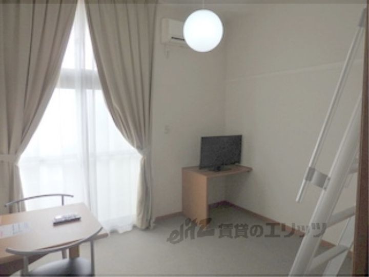 レオパレスタチバナの居間