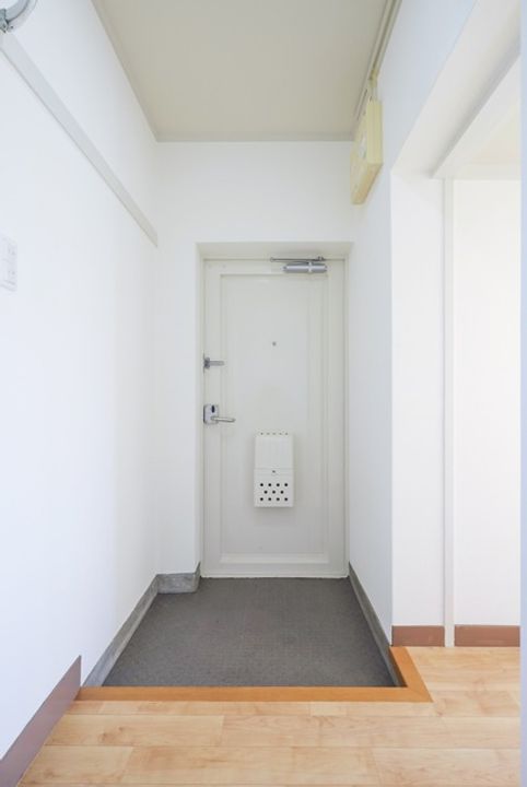 UR鶴山台の玄関