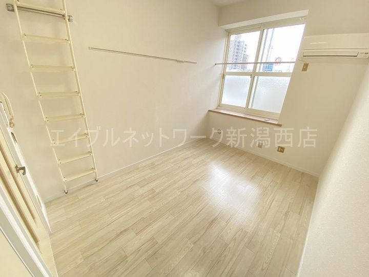 新潟県新潟市西区小針2(アパート)の賃貸物件の居間