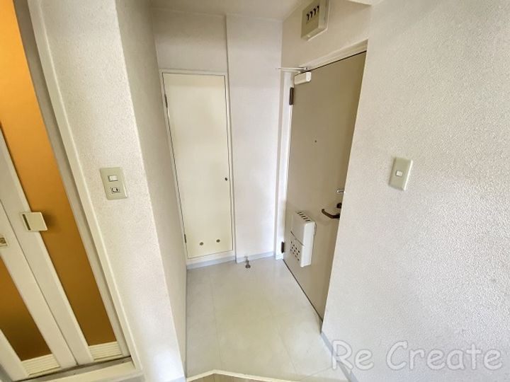 大阪府大阪市天王寺区上本町6の賃貸マンションの玄関