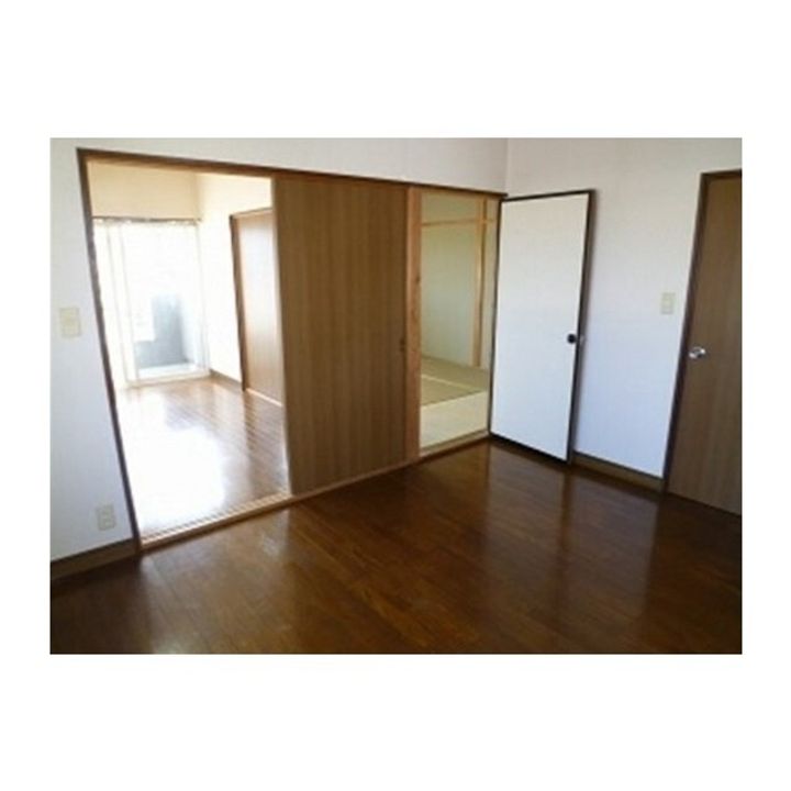 サングリーン和田山103の居間