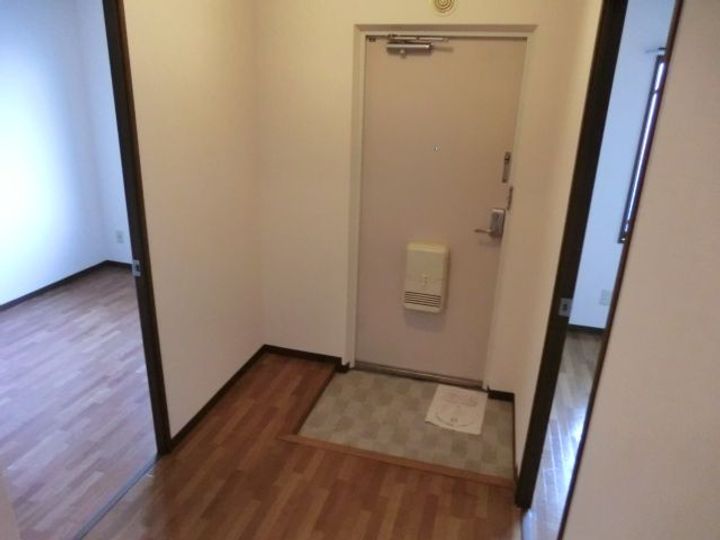 シャルム春日部の玄関