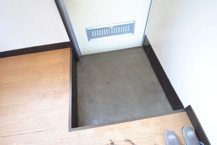 鈴木アパートの玄関