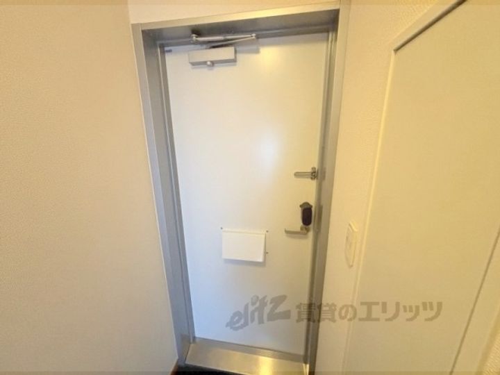 レオパレス山忠の玄関